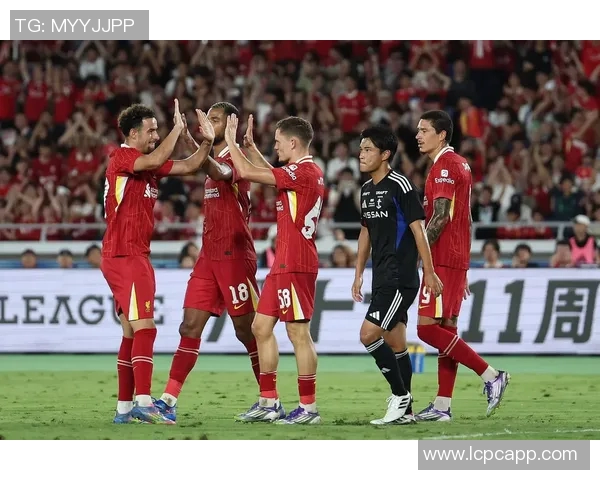 上海队迎战横滨水手全力争胜展现中日足球对抗魅力