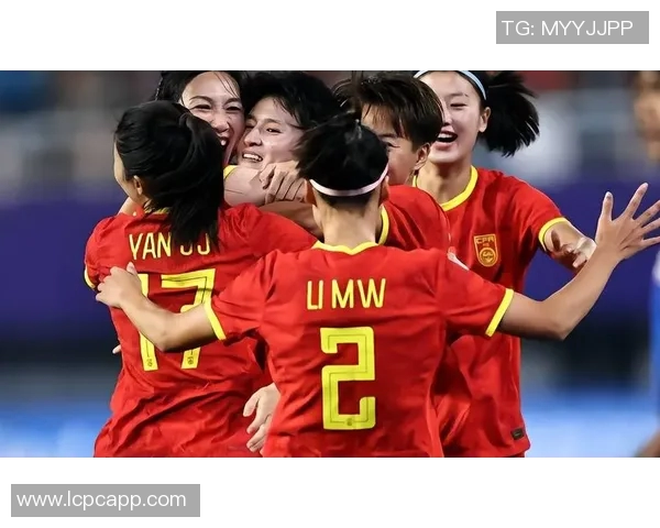 中国女足迎战日本队力争胜利展现拼搏精神与团队合作的决心